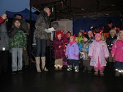 Vystoupení  dětí při rozsvícení stromu na Vlkavě, jarmark